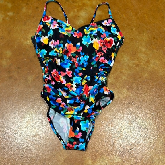 Nwt one piece swimsuit size large. Has a small cut out in back. - Picture 1 of 7